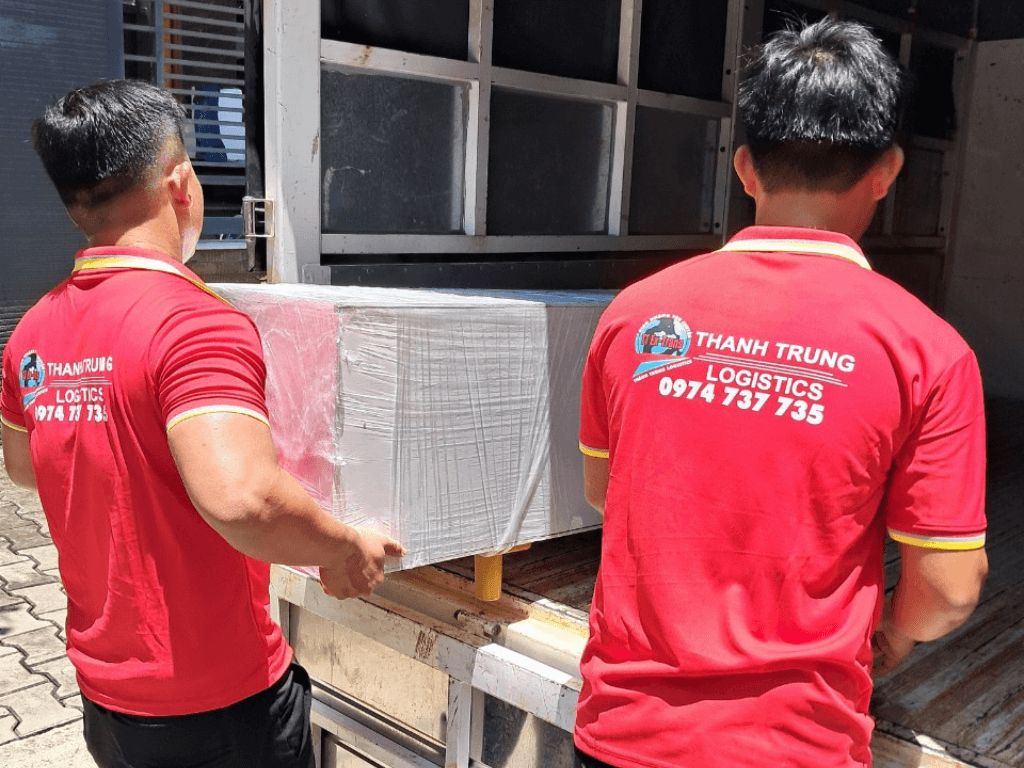 6 Sai Lầm Khi Chuyển Nhà Trọn Gói Nhiều Người Mắc Phải Và Cách Tránh 2 bốc xếp đồ lên xe của chuyển nhà trọn gói